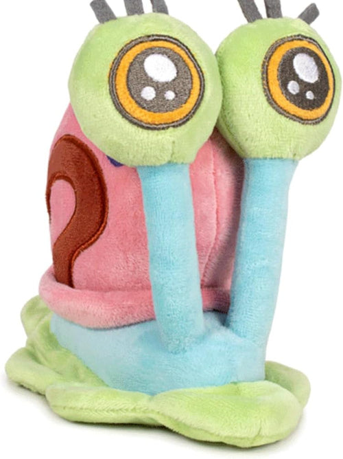 Peluche Gary Bob l’éponge 22 cm posée debout, vue d’ensemble sur l’escargot