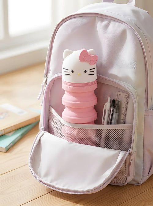 Trousse Hello Kitty Scolaire Rose - Rangement Crayons et Stylos mis en scène dans un décor du quotidien