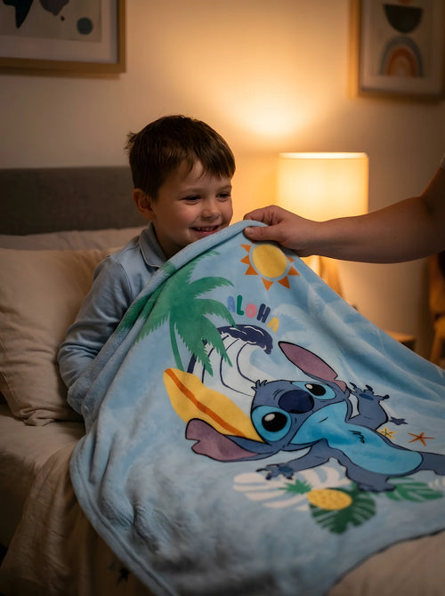 Plaid Polaire Stitch 100x150 cm Bleu - Couverture Douce Disney Lilo & Stitch mis en scène dans un décor du quotidien