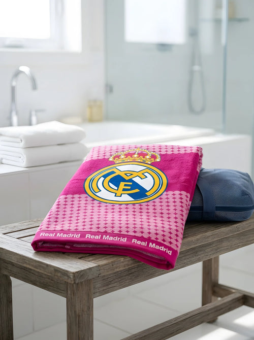 Serviette de Bain Real Madrid 70x140 cm Coton Doux mis en scène dans un décor du quotidien