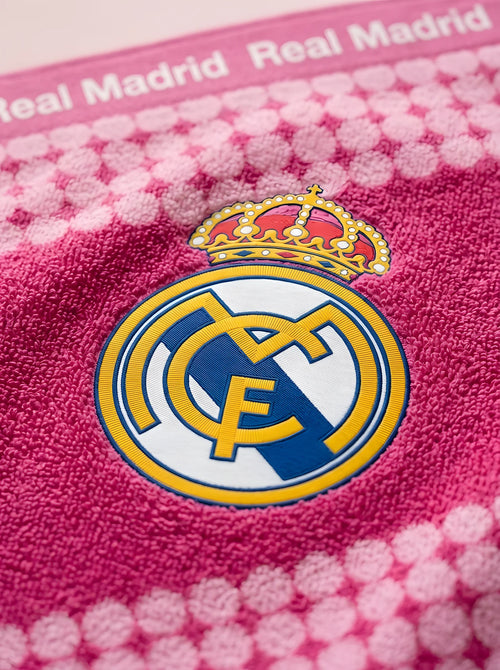 Gros plan sur les détails : Serviette de Bain Real Madrid 70x140 cm Coton Doux