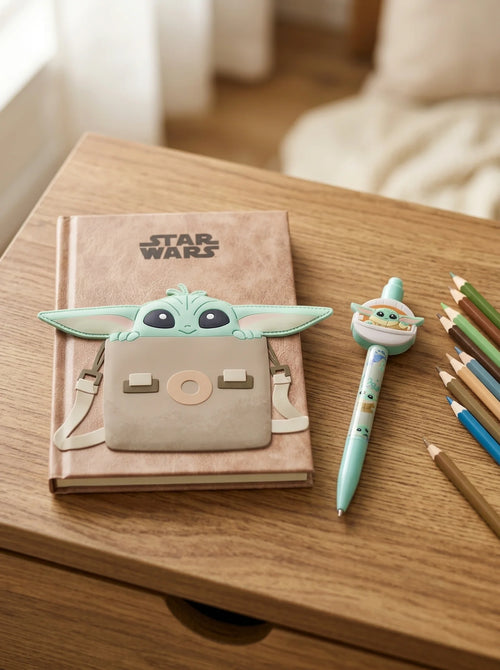 Kit Carnet et Stylo Grogu Baby Yoda The Mandalorian mis en scène dans un décor du quotidien