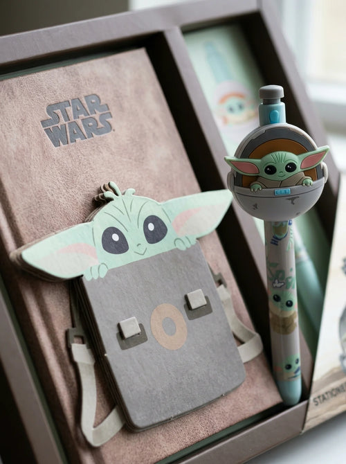 Gros plan sur les détails : Kit Carnet et Stylo Grogu Baby Yoda The Mandalorian