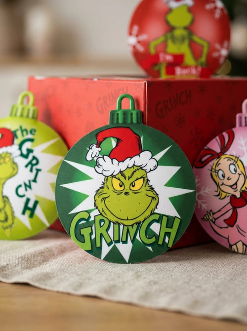 Gros plan sur les détails : Décoration de Noël Grinch rouge en polyester