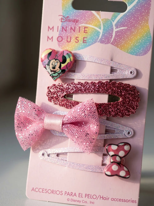 Gros plan sur les détails : Pinces à cheveux Minnie Mouse rose