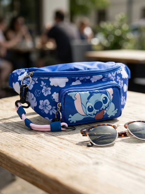 Sac banane Stitch bleu à fermeture éclair mis en scène dans un décor du quotidien