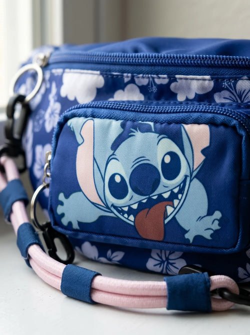 Gros plan sur les détails : Sac banane Stitch bleu à fermeture éclair