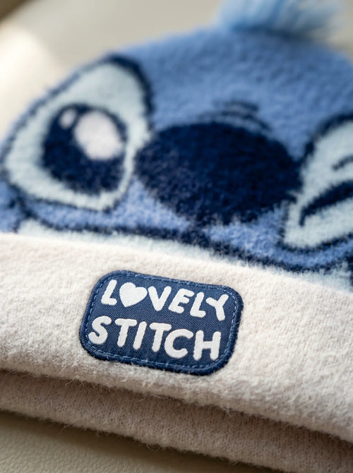 Gros plan sur les détails : Bonnet Stitch Enfant Rose et Bleu à Applications
