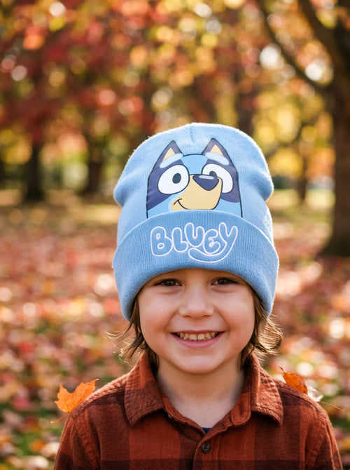 Bonnet Bluey Enfant Bleu en Maille Extensible en situation d'utilisation