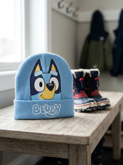 Bonnet Bluey Enfant Bleu en Maille Extensible mis en scène dans un décor du quotidien