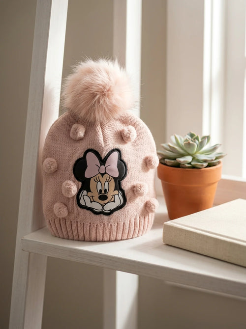 Bonnet Minnie Mouse Enfant en Maille Douce mis en scène dans un décor du quotidien