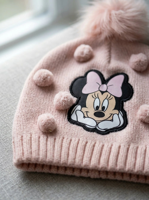 Gros plan sur les détails : Bonnet Minnie Mouse Enfant en Maille Douce