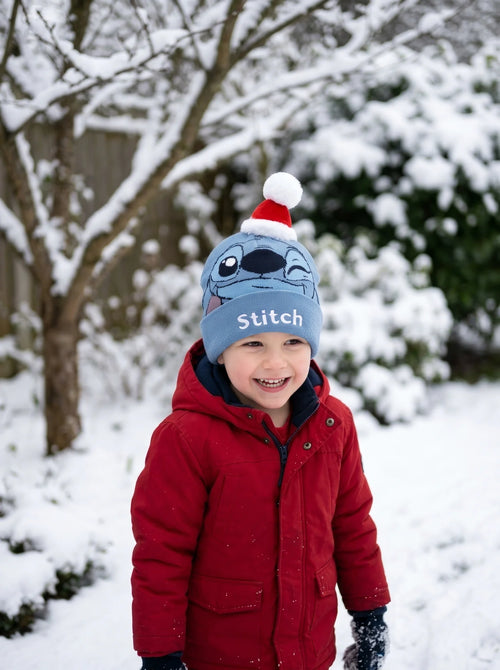 Bonnet Stitch Bleu Enfant en Maille Élastique en situation d'utilisation