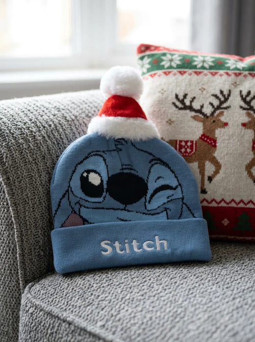 Bonnet Stitch Bleu Enfant en Maille Élastique mis en scène dans un décor du quotidien