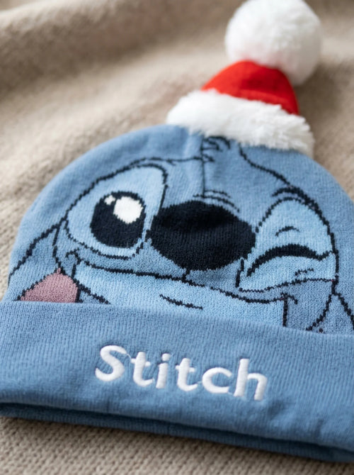 Gros plan sur les détails : Bonnet Stitch Bleu Enfant en Maille Élastique