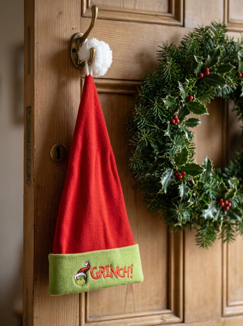 Bonnet The Grinch Enfant en Maille Élastique mis en scène dans un décor du quotidien