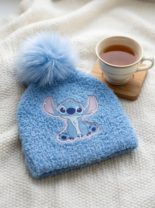 Bonnet Stitch Bleu Enfant en Maille Extra-Douce mis en scène dans un décor du quotidien