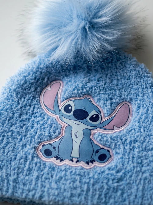Gros plan sur les détails : Bonnet Stitch Bleu Enfant en Maille Extra-Douce