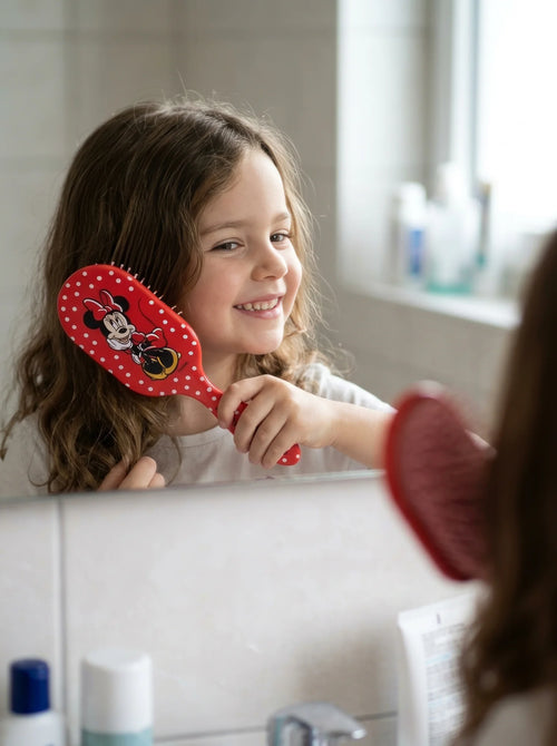 Brosse à Cheveux Démêlante Minnie Mouse Rouge en situation d'utilisation
