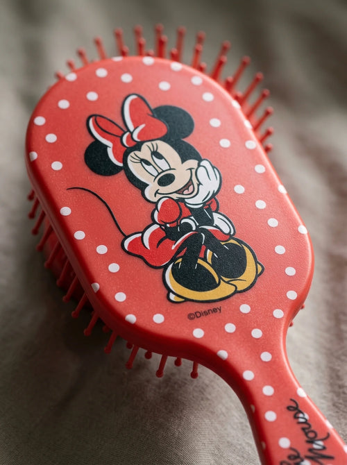 Gros plan sur les détails : Brosse à Cheveux Démêlante Minnie Mouse Rouge