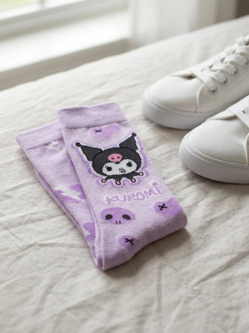 Chaussettes Hello Kitty Kuromi Rose mis en scène dans un décor du quotidien