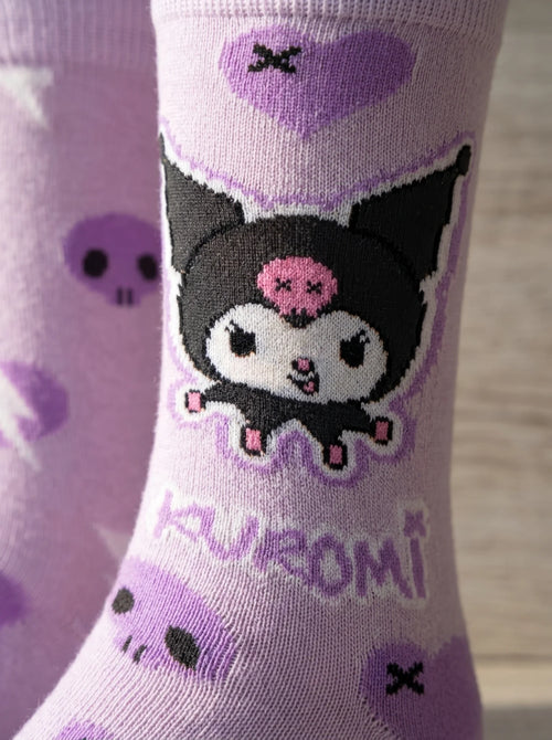 Gros plan sur les détails : Chaussettes Hello Kitty Kuromi Rose