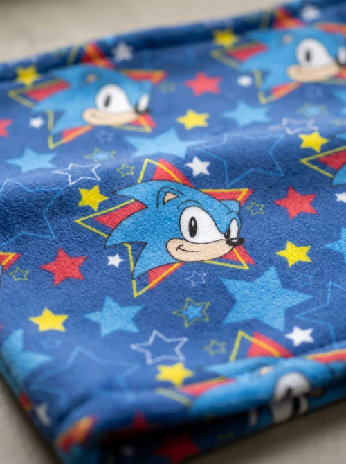 Gros plan sur les détails : Tour de Cou Sonic Enfant Bleu