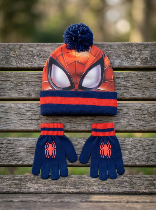 Bonnet Spiderman garçon mis en scène dans un décor du quotidien