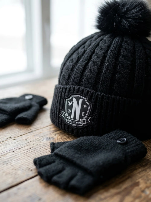 Gros plan sur les détails : Bonnet et gants Wednesday enfant