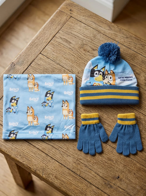 Ensemble Bluey 3 pièces : bonnet à pompon mis en scène dans un décor du quotidien