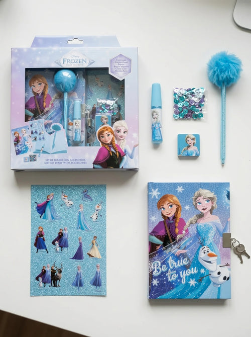 Set journal La Reine des Neiges avec stylo fuzzy mis en scène dans un décor du quotidien
