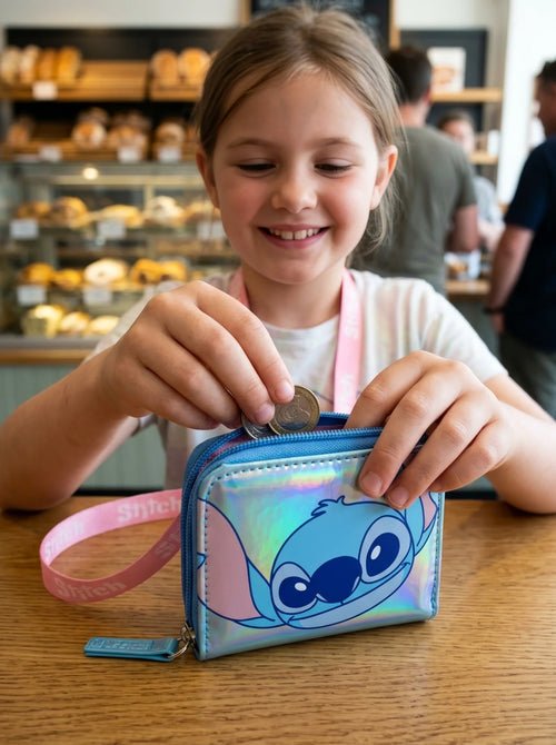 Porte-monnaie Stitch irisé Disney en situation d'utilisation