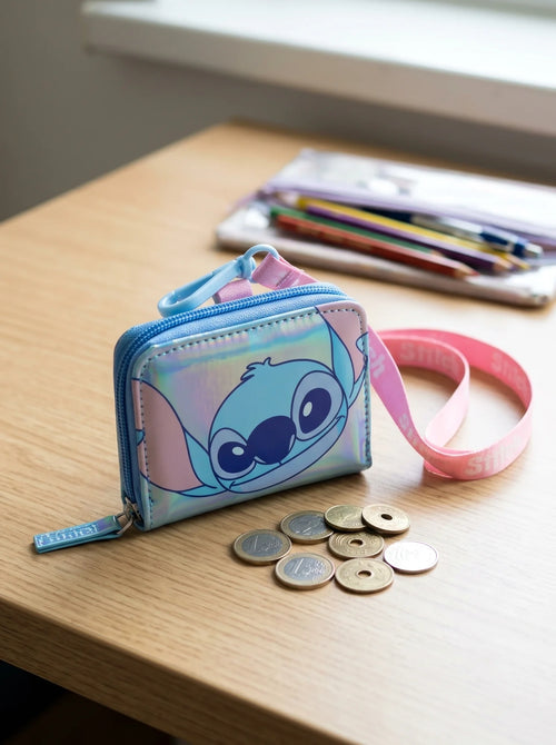 Porte-monnaie Stitch irisé Disney mis en scène dans un décor du quotidien