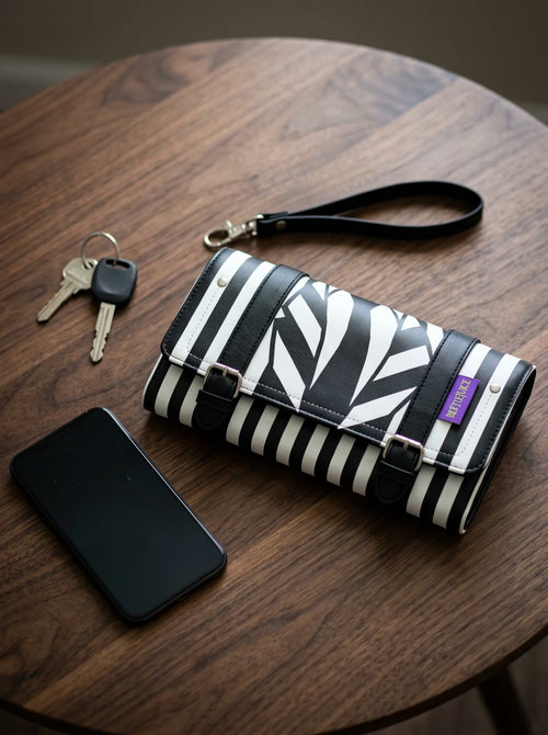 Portefeuille Beetlejuice zippé en similicuir mis en scène dans un décor du quotidien