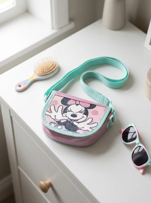 Petit sac à bandoulière Minnie Mouse rose mis en scène dans un décor du quotidien
