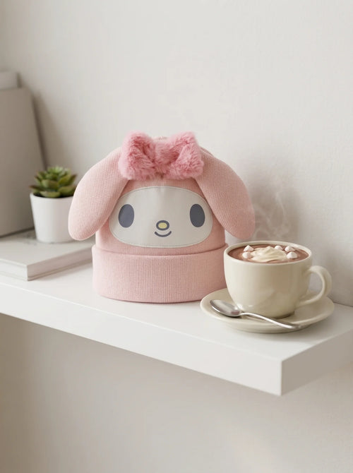 Bonnet en maille Hello Kitty rose mis en scène dans un décor du quotidien