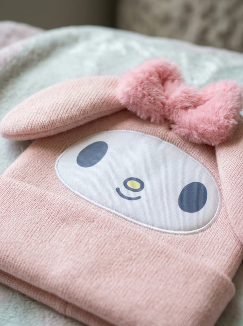 Gros plan sur les détails : Bonnet en maille Hello Kitty rose