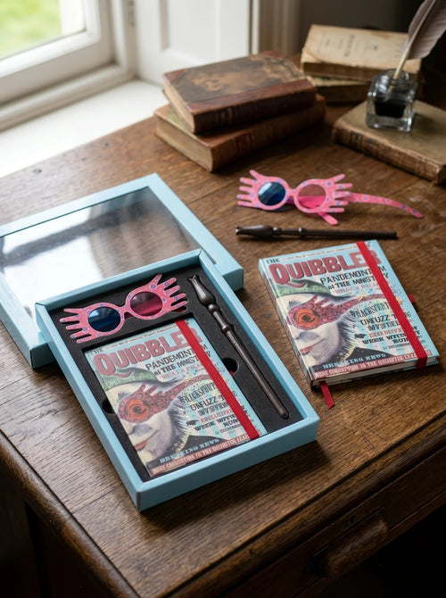 Set de papeterie Harry Potter Luna Lovegood rose mis en scène dans un décor du quotidien