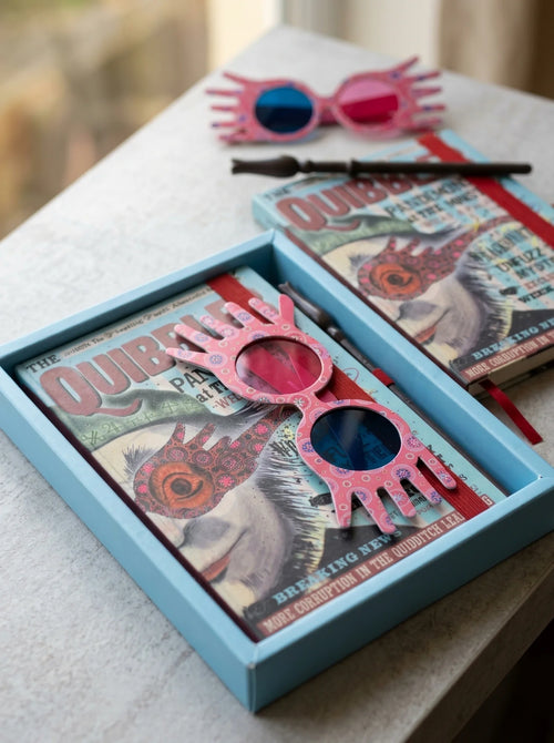 Gros plan sur les détails : Set de papeterie Harry Potter Luna Lovegood rose