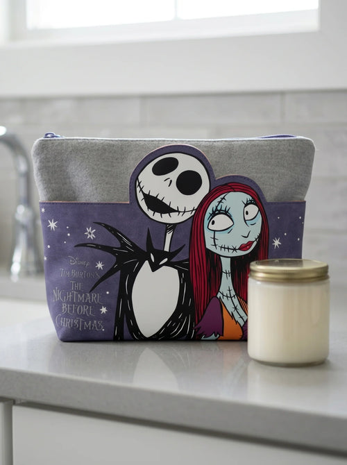 Trousse de toilette Jack Skellington L'Étrange Noël de Mr Jack mis en scène dans un décor du quotidien