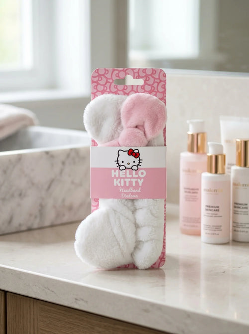 Turban de maquillage Hello Kitty Sanrio mis en scène dans un décor du quotidien