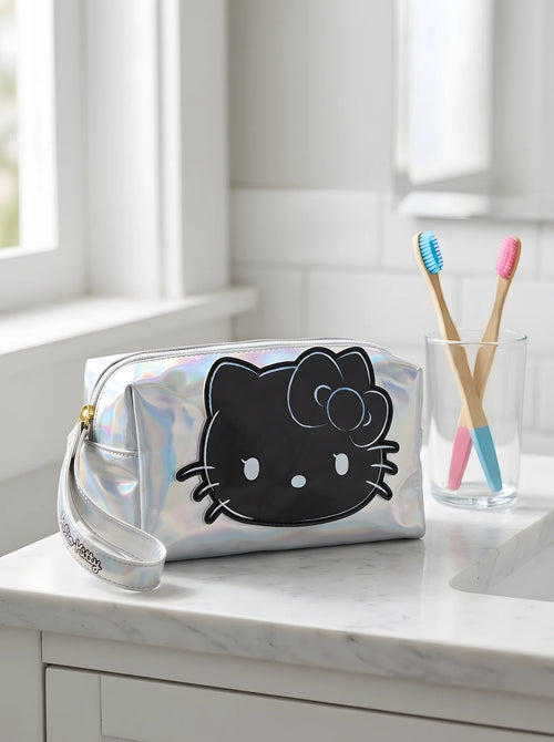 Trousse de Toilette Hello Kitty Argentée Holographique Simili Cuir mis en scène dans un décor du quotidien