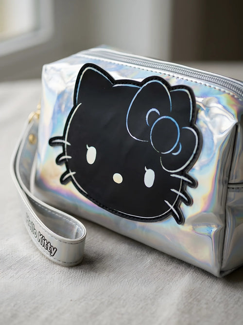 Gros plan sur les détails : Trousse de Toilette Hello Kitty Argentée Holographique Simili Cuir