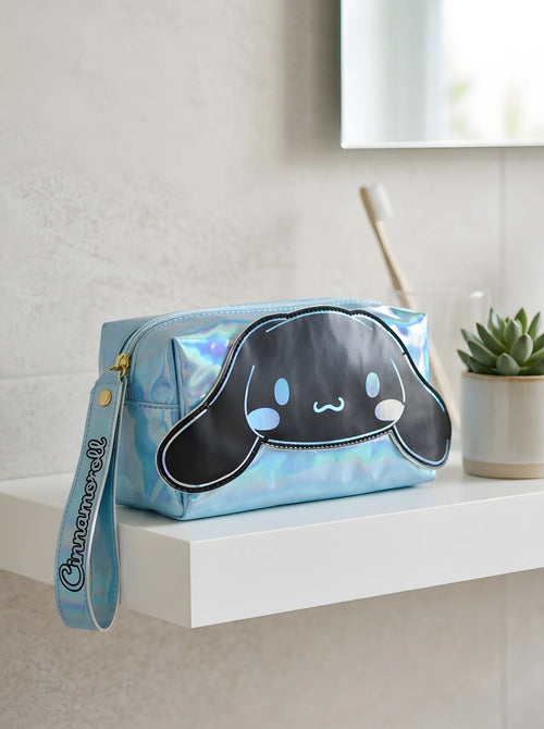 Trousse de Toilette Cinnamoroll Bleu Holographique 18x11cm Sanrio mis en scène dans un décor du quotidien