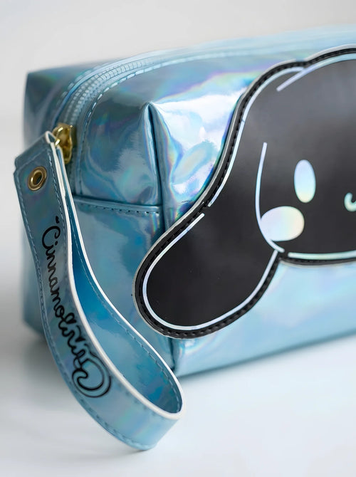 Gros plan sur les détails : Trousse de Toilette Cinnamoroll Bleu Holographique 18x11cm Sanrio