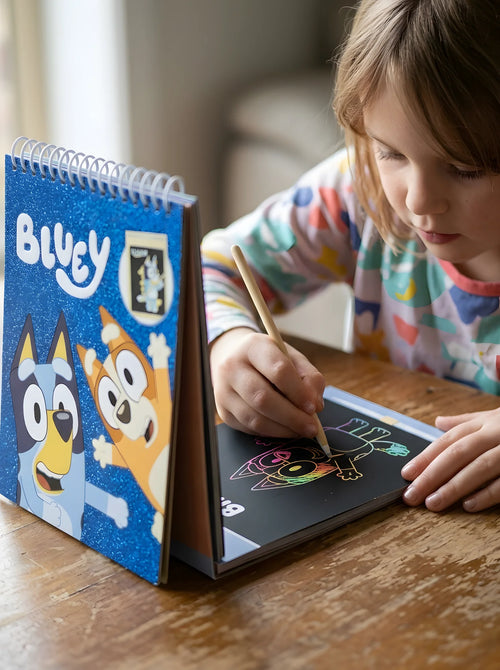 Set de Papeterie Bluey Carnet à Gratter et Stylo en situation d'utilisation