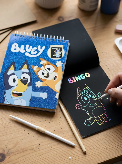 Gros plan sur les détails : Set de Papeterie Bluey Carnet à Gratter et Stylo