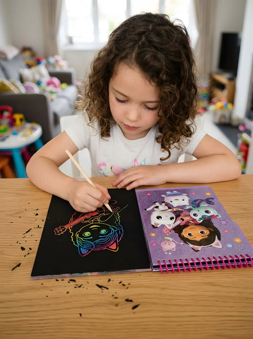 Carnet à Gratter Gabby et la Maison Magique Pailleté avec Stylo en situation d'utilisation