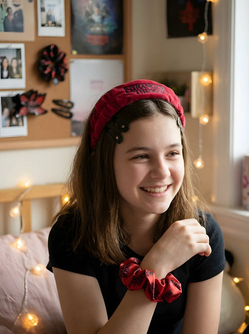 Set accessoires cheveux Stranger Things Demogorgon bandeau et pinces mis en scène dans un décor du quotidien