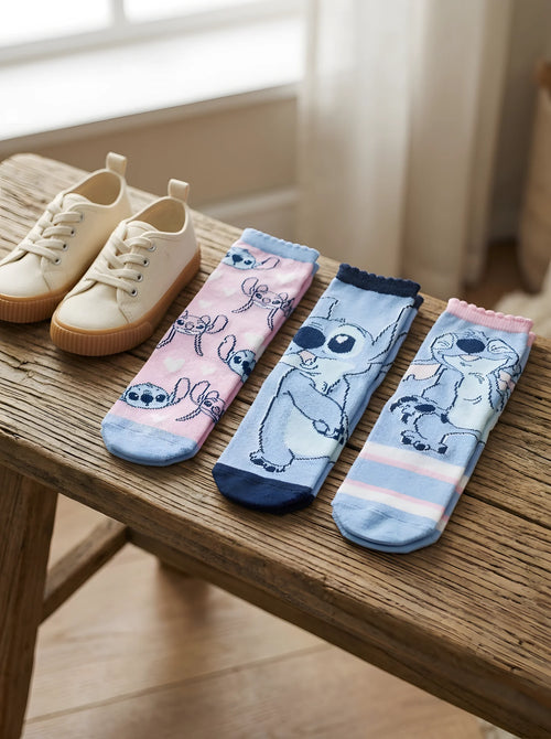 Lot de 3 Paires de Chaussettes Stitch mis en scène dans un décor du quotidien